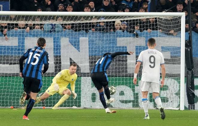 Foto IPP Roberto Tommasini Bergamo 18 02 2025 Calcio Champions League 2024 2025 play-off partita di ritorno Atalanta-Club Brugge 1-3 nella foto Ademola Lookman of Atalanta sbaglia il clcio di rigore facendoselo parare dal portiere Italy Photo Press Worldwide Copyright Bergamo italy Italy ITALY  Copyright: xR4924_italyphotopressx