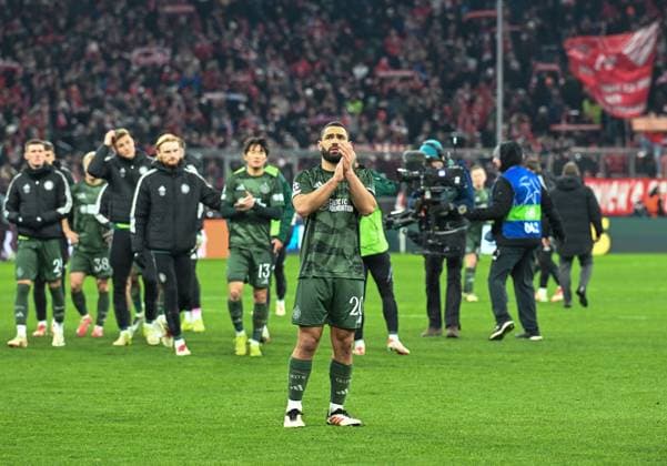 Arne Engels of Celtic looks dejected as he applauds the Celtic fans after the final whistle. Final score Bayern Munich 1 Celtic 1 (Agg. 3-2). Bayern Munich v Celtic, UEFA Champions League, Knockout Round Play-offs, Second Leg, Football, Allianz Arena, Munich, Germany - 18 Feb 2025 Editorial use only  Copyright: xUlrichxGamel Shutterstockx 15156608bh