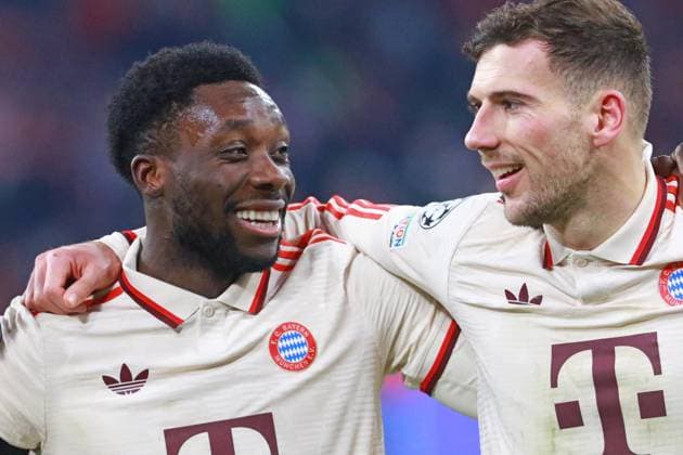 19 Alphonso Davies and 8 Leon Goretzka FCB cheer, cheer, at the end of the game, final cheer, football FC Bayern Munich Celtic Glasgow UEFA Champions League 18 02 2025 Allianz Arena PHOTO Mladen Lackovic LakoPress