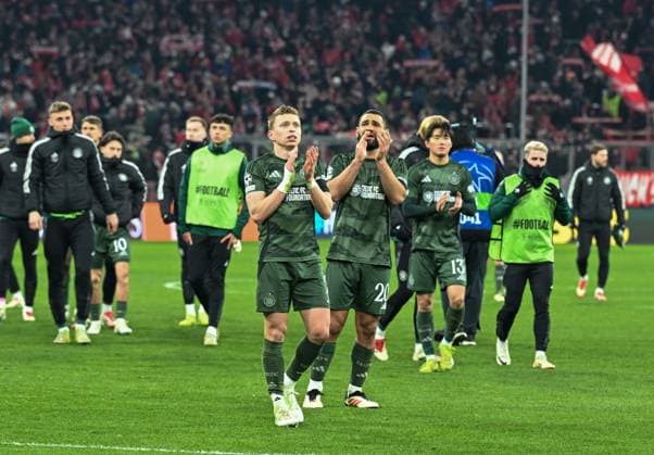 Alistair Johnston & Cameron Carter-Vickers of Celtic look dejected as he applauds the Celtic fans after the final whistle. Final score Bayern Munich 1 Celtic 1 (Agg. 3-2). Bayern Munich v Celtic, UEFA Champions League, Knockout Round Play-offs, Second Leg, Football, Allianz Arena, Munich, Germany - 18 Feb 2025 Editorial use only  Copyright: xUlrichxGamel Shutterstockx 15156608bi