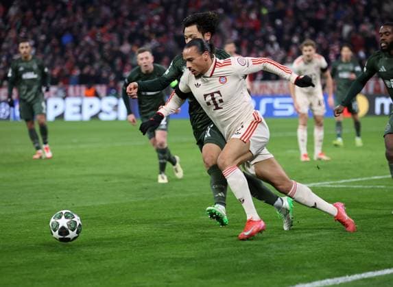Football, Men, Champions League, Season 2024 2025, FC Bayern Munich Celtic Glasgow, Allianz Arena, Play off second leg Leroy Sane FC Bayern Munich fighting for the ball