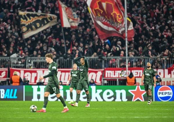 Adam Idah of Celtic & team mates look dejected after Alphonso Davies of Bayern Munich scored in time added on after 90 minutes to knock Celtic out of the Champions League. Final score Bayern Munich 1 Celtic 1 (Agg. 3-2). Bayern Munich v Celtic, UEFA Champions League, Knockout Round Play-offs, Second Leg, Football, Allianz Arena, Munich, Germany - 18 Feb 2025 Editorial use only  Copyright: xUlrichxGamel Shutterstockx 15156608cb