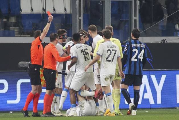 CALCIO - UEFA Champions League - Atalanta BC vs Club Brugge the Referee Felix Zwayer shows the red card to Rafael Toloi of Atalanta BC during Atalanta BC vs Club Brugge, Knockout phase play-offs of Chanpions League 2024-25 2Â°leg, game at Gewiss stadium in Bergamo (BG), Italy, on February 18, 2025. Beragmo Italy  Copyright: xIPAxSport ABACAx