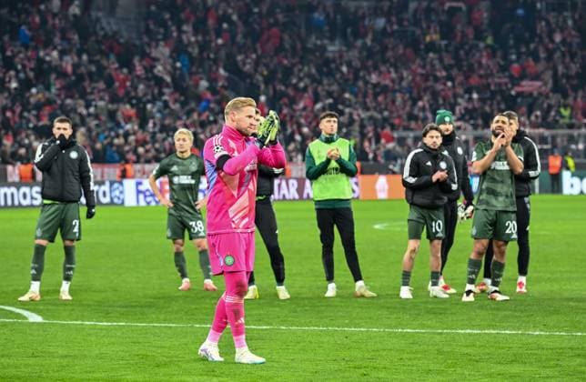 Celtic goalkeeper Kasper Schmeichel and team mates applaud the Celtic fans after Alphonso Davies of Bayern Munich scored in time added on after 90 minutes to knock Celtic out of the Champions League. Final score Bayern Munich 1 Celtic 1 (Agg. 3-2). Bayern Munich v Celtic, UEFA Champions League, Knockout Round Play-offs, Second Leg, Football, Allianz Arena, Munich, Germany - 18 Feb 2025 Editorial use only  Copyright: xUlrichxGamel Shutterstockx 15156608ci