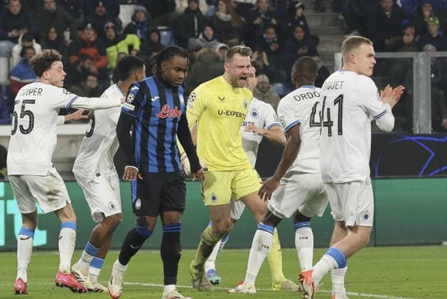 CALCIO - UEFA Champions League - Atalanta BC vs Club Brugge Simon Mignolet of Club Brugge celebrates after makes a save during Atalanta BC vs Club Brugge, Knockout phase play-offs of Chanpions League 2024-25 2Â°leg, game at Gewiss stadium in Bergamo (BG), Italy, on February 18, 2025. Beragmo Italy  Copyright: xIPAxSport ABACAx