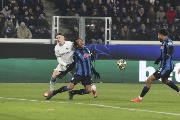 CALCIO - UEFA Champions League - Atalanta BC vs Club Brugge Juan Cuadrado of Atalanta BC take a penalty from Christos Tzolis of Club Brugge during Atalanta BC vs Club Brugge, Knockout phase play-offs of Chanpions League 2024-25 2Â°leg, game at Gewiss stadium in Bergamo (BG), Italy, on February 18, 2025. Beragmo Italy  Copyright: xIPAxSport ABACAx