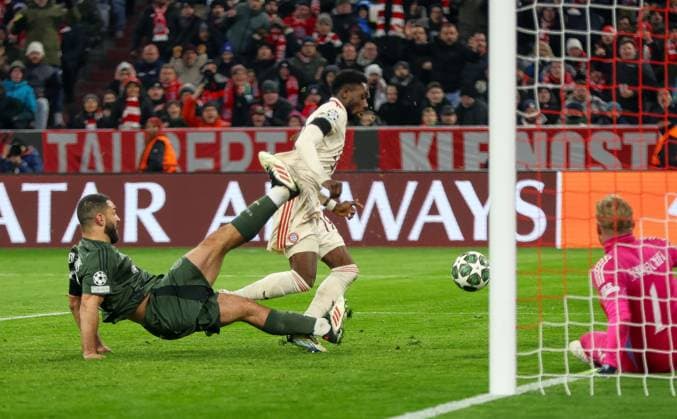 Alphonso Davies of Bayern Munich blocks a clearance by Cameron Carter-Vickers of Celtic and scores in time added on after 90 minutes to knock Celtic out of the Champions League. Final score Bayern Munich 1 Celtic 1 (Agg. 3-2). Bayern Munich v Celtic, UEFA Champions League, Knockout Round Play-offs, Second Leg, Football, Allianz Arena, Munich, Germany - 18 Feb 2025 Editorial use only  Copyright: xUlrichxGamel Shutterstockx 15156608cl
