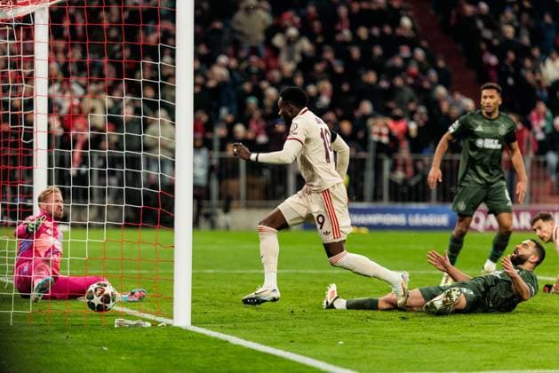 UEFA Champions League FC Bayern Munich Celtic FC 18 02 2025 Alphonso Davies FC Bayern Munich, 19 scores the 1 1 in the last minute against Cameron Carter Vickers Celtic FC, 20 and Kasper Schmeichel Celtic FC, 1 UEFA Champions League FC Bayern Munich Celtic FC, Munich, Allianz Arena on 17 02 2025 Copyright: xBEAUTIFULxSPORTS Wunderlx