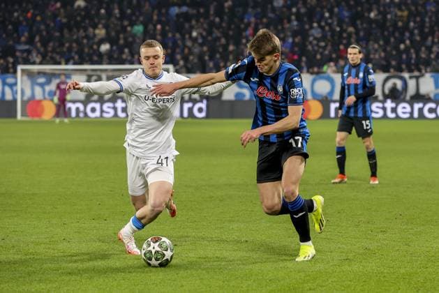Charles De Ketelaere of Atalanta BC. battle for the ball with Hugo Siquet of Club Brugge during Atalanta BC vs Club Brugge, Knockout phase play-offs of Chanpions League 2024-25 2Â°leg, game at Gewiss stadium in Bergamo (BG), Italy, on February 18, 2025.  Copyright: xDavidexCasentini IPAxSportx xipa-agency.netx xx IPA_54269670 IPA_Agency_IPA54269670
