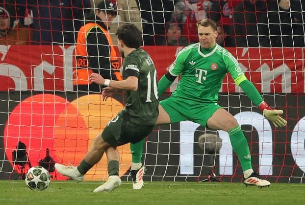 18 02 2025, Champions League, FC Bayern Muenchen vs Celtic Glasgow, Allianz Arena Muenchen,Soccer, Sport, im Bild 0 1 von Nicolas Kuehn Celtic Glasgow , Manuel Neuer FC Bayern Muenchen is beaten