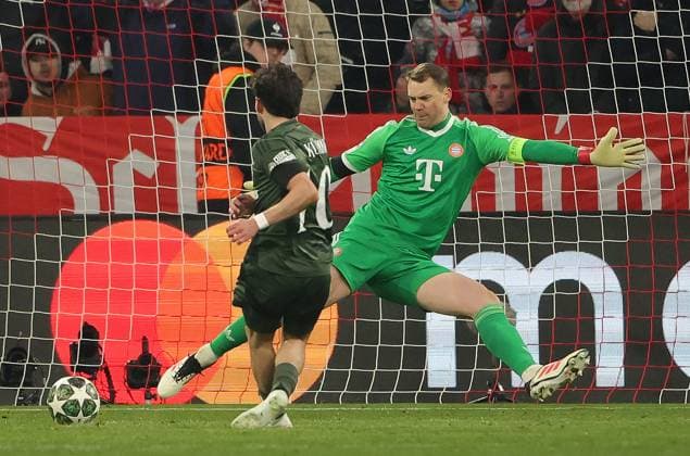 18 02 2025, Champions League, FC Bayern Muenchen vs Celtic Glasgow, Allianz Arena Muenchen,Soccer, Sport, im Bild 0 1 von Nicolas Kuehn Celtic Glasgow , Manuel Neuer FC Bayern Muenchen is beaten