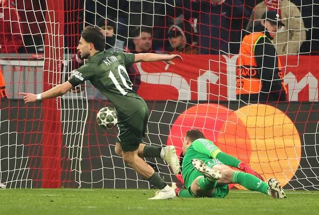 18 02 2025, Champions League, FC Bayern Muenchen vs Celtic Glasgow, Allianz Arena Muenchen,Soccer, Sport, im Bild 0 1 von Nicolas Kuehn Celtic Glasgow , Manuel Neuer FC Bayern Muenchen is beaten