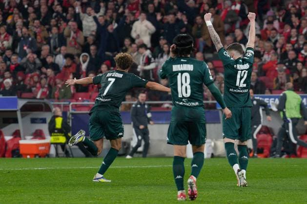 February 18, 2025, Lisbon, Portugal: Eliesse Ben Seghir of AS Monaco FC (L), Takumi Minamino of AS Monaco FC (C) and Caio Henrique of AS Monaco FC (R) celebrate a goal during the UEFA Champions League 2024 25 Knockout phase play-offs 2nd leg between SL Benfica and AS Monaco FC at Estadio da Luz. Final score: SL Benfica 3:3 AS Monaco FC Lisbon Portugal - ZUMAs197 20250218_aaa_s197_132 Copyright: xBrunoxdexCarvalhox