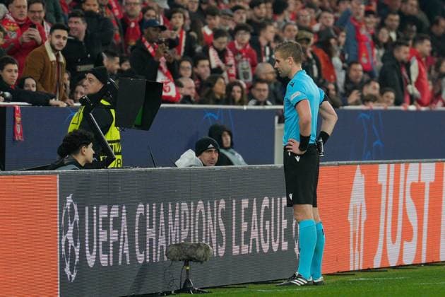 SL Benfica Vs AS Monaco FC in Lisbon, Portugal - 18 Feb 2025 Referee Glenn Nyberg, checks the VAR monitor during the UEFA Champions League 2024 25 Knockout phase play-offs 2nd leg between SL Benfica and AS Monaco FC at Estadio da Luz. Final score: SL Benfica 3:3 AS Monaco FC Lisbon Portugal Copyright: xBrunoxdexCarvalhox xSOPAxImagesx brunodecarvalho_benficamonaco-1046
