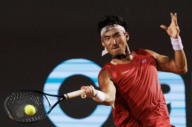 (250219) -- RIO DE JANEIRO, Feb. 19, 2025 -- Bu Yunchaokete of China hits a return during the men s singles round of 32 match against Alexander Zverev of Germany at the 2025 ATP, Tennis Herren 500 Rio Open at Jockey Club Brasileiro in Rio de Janeiro, Brazil, on Feb. 18, 2025. (Photo by Xinhua) (SP)BRAZIL-RIO DE JANEIRO-TENNIS-RIO OPEN-MEN S SINGLES ClaudiaxMartini 