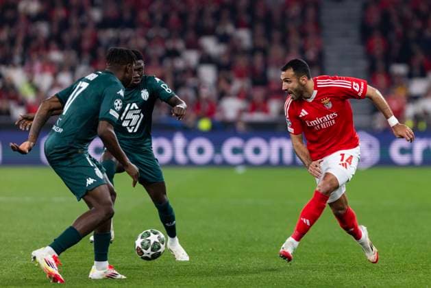February 18, 2025, Lisbon, Portugal: Vangelis Pavlidis (R) of SL Benfica seen in action during the UEFA Champions League play off match between SL Benfica and AS Monaco at Estadio da Luz Stadium. Lisbon Portugal - ZUMAs197 20250218_aaa_s197_148 Copyright: xHugoxAmaralx
