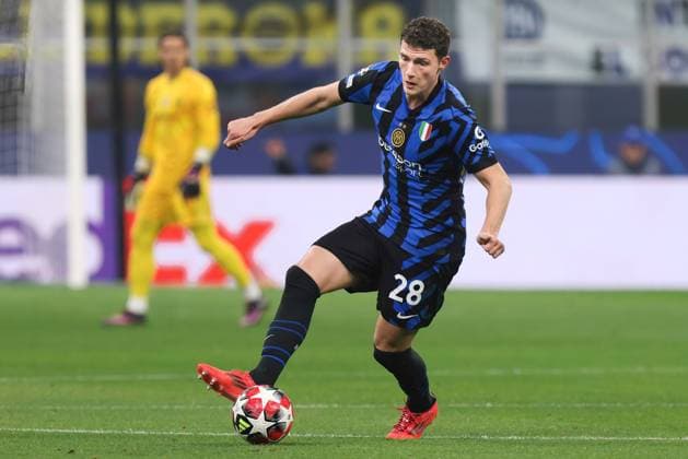 Uefa Champions League: FC Inter vs AS Monaco Italy, Milan, 2025 01 29: Benjamin Pavard (FC Inter) dribbles in center field in the first half during soccer game FC Inter vs AS Monaco , UCL 2024-2025, League Phase MD8, San Siro Stadium Milan Lombardy Italy Copyright: xFabrizioxAndreaxBertanix