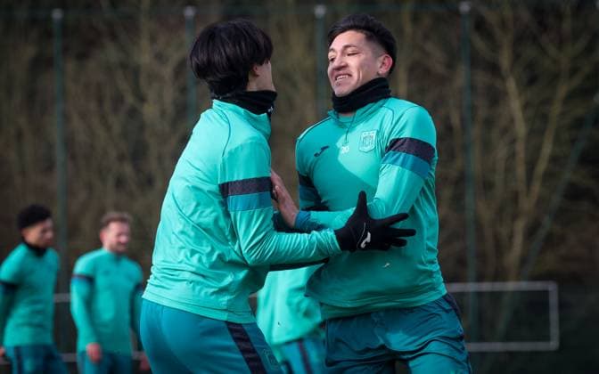 Anderlecht s Keisuke Goto and Anderlecht s Luis Vazquez fight for the ball during a training session of Belgian soccer team RSC Anderlecht, on Wednesday 19 February 2025 in Brussels. Tomorrow, the team is playing against Turkish Fenerbahce, in the return leg of the Knockout phase play-offs of the UEFA Europa League competition. VIRGINIExLEFOUR  x112759740x