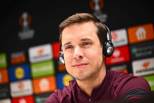 RSC Anderlecht v Fenerbahce - UEFA Europa League Media Activities 19 02 2025 ANDERLECHT, BELGIUM - FEBRUARY 19 : Hubert David head coach of RSC Anderlecht with headphone talking to the press during a press conference, PK, Pressekonferenz ahead of the UEFA Europa League 2024 25 knockout phase play-off match second leg between RSC Anderlecht and Fenerbahce on February 19, 2025 in Anderlecht, Belgium, 19 02 2025 Anderlecht Belgium  Copyright: xGvgx