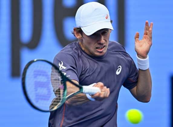 ATP, Tennis Herren QATAR EXXONMOBIL OPEN ROUND OF 16 Alex De Minaur of Australia competes in her round of 16 match against Botic Van De Zandschulp of Netherlands during the ATP Qatar ExxonMobil Open 2025 tennis tournament at the Khalifa International Tennis Complex in Doha, Qatar, on February 19, 2025. DOHA Qatar Copyright: xNOUSHADx