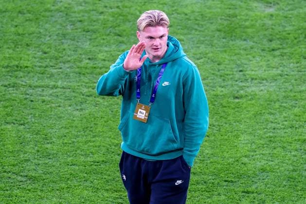 Dortmund on February 19, 2025 Uefa Champions League Knockout phase play offs, 2st leg Borussia Dortmund Sporting Clube de Portugal v l , Conrad Harder Sporting Clube de Portugal greets the fans Copyright: JoaquimxFerreira