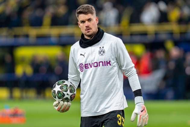 19 02 2025, Borussia Dortmund vs Sporting Lisbon, UEFA Champions League, play-off second leg Dortmund goalkeeper Alexander Meyer warms up Important note In accordance with UEFA regulations, it is prohibited to use or have used photographs taken in the stadium and or of the match in the form of sequential images and or video-like photo series Copyright: xBahhoxKarax