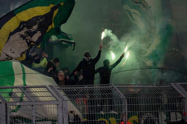 Pyrotechnics in the guest block Borussia Dortmund vs Sporting CP Lisbon, Football, UEFA Champions League, Play Offs, Second leg, Season 2024 2025, 19 02 2025 DFL regulations prohibit any use of photographs as image sequences and or quasi video Copyright: HMBxMedia xMarcoxBader