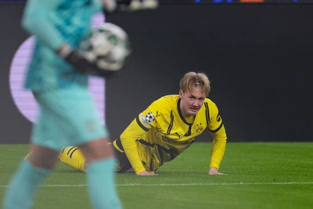 19 02 2025, UEFA Champions League, Play Offs, Borussia Dortmund Sporting Lisbon, Julian Brandt Borussia Dortmund lies on the ground and looks at goalkeeper Rui Silva Sporting Lisbon , Dortmund Signal Iduna Park NRW Germany xRHR PHOTO DEx Copyright: DennisxEwert RHR-FOTOx RHR-FOTO DE