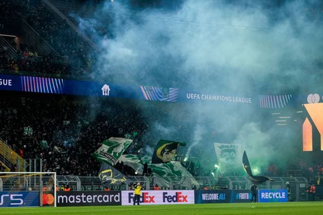 UEFA Champions League: Borussia Dortmund - Sporting Clube de Portugal Lissabon; 19.02.2025 In der Gastkurve des Sporting Clube de Portugal Lissabon brennen zu Spielbeginn zahlreiche Bengalos und Raketen UEFA Champions League: Borussia Dortmund - Sporting Clube de Portugal Lissabon, Dortmund, SIGNAL IDUNA PARK am 19.02.2025 Copyright: xBEAUTIFULxSPORTS Wunderlx