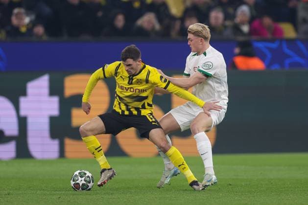 19 02 2025, UEFA Champions League, Play Offs, Borussia Dortmund Sporting Lisbon, f l Pascal Groß Borussia Dortmund , Conrad Harder Sporting Lisbon , Dortmund Signal Iduna Park NRW Germany xRHR PHOTO DEx Copyright: DennisxEwert RHR-FOTOx RHR-FOTO DE