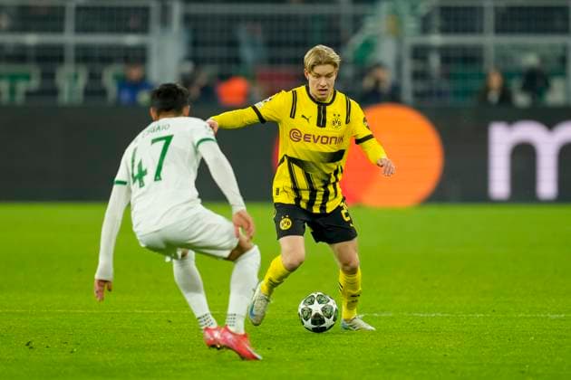 Ricardo Esgaio Sporting Lisbon and Daniel Svensson Borussia Dortmund battle for the ball during the UEFA Champions League 2024 25 League Knockout Play off Second Leg match between Borussia Dortmund and Sporting Clube de Portugal at Signal Iduna Park on February 19, 2025 in Dortmund, Germany Defodi-001
