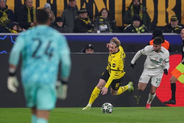 19 02 2025, UEFA Champions League, Play Offs, Borussia Dortmund Sporting Lisbon, v l Julian Brandt Borussia Dortmund , Goncalo Inacio Sporting Lisbon , Dortmund Signal Iduna Park NRW Germany xRHR PHOTO DEx Copyright: DennisxEwert RHR-FOTOx RHR-FOTO DE