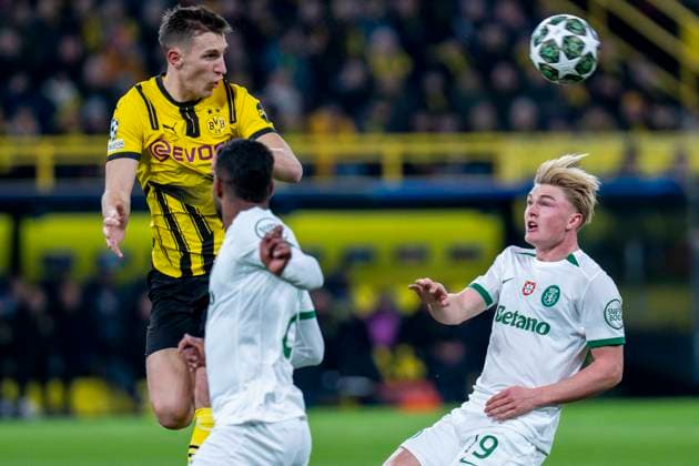 19 02 2025, Borussia Dortmund vs Sporting Lisbon, UEFA Champions League, play-off second leg Dortmunds Nico Schlotterbeck and Lisbons Conrad Harder fight for the ball Important note In accordance with UEFA regulations, it is prohibited to use or have used photographs taken in the stadium and or of the match in the form of sequential images and or video-like photo series Copyright: xBahhoxKarax