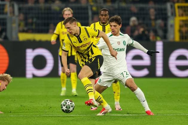 Dortmund on February 19, 2025 Uefa Champions League Knockout phase play offs, 2st leg Borussia Dortmund Sporting Clube de Portugal v l , Nico Schlotterbeck Borussia Dortmund , Eduardo Quaresma Sporting Clube de Portugal , Duel, Action, Action, Battles for the Ball Copyright: JoaquimxFerreira