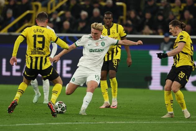 Dortmund on February 19, 2025 Uefa Champions League Knockout phase play offs, 2st leg Borussia Dortmund Sporting Clube de Portugal v l , Pascal Groß Borussia Dortmund , Goal kick Conrad Harder Sporting Clube de Portugal Copyright: JoaquimxFerreira