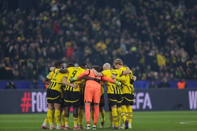 19 02 2025, UEFA Champions League, Play Offs, Borussia Dortmund Sporting Lisbon, The BVB players stand together, Dortmund Signal Iduna Park NRW Germany xRHR PHOTO DEx Copyright: DennisxEwert RHR-FOTOx RHR-FOTO DE