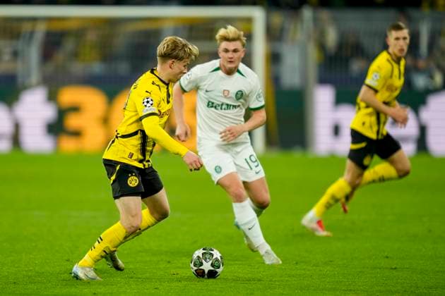 Daniel Svensson Borussia Dortmund and Conrad Harder Sporting Lisbon battle for the ball during the UEFA Champions League 2024 25 League Knockout Play off Second Leg match between Borussia Dortmund and Sporting Clube de Portugal at Signal Iduna Park on February 19, 2025 in Dortmund, Germany Defodi-001