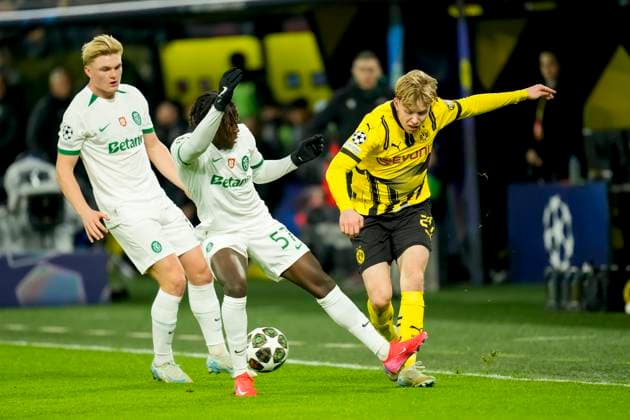 Daniel Svensson Borussia Dortmund and Conrad Harder Sporting Lisbon and Geovany Quenda Sporting Lisbon battle for the ball during the UEFA Champions League 2024 25 League Knockout Play off Second Leg match between Borussia Dortmund and Sporting Clube de Portugal at Signal Iduna Park on February 19, 2025 in Dortmund, Germany Defodi-001
