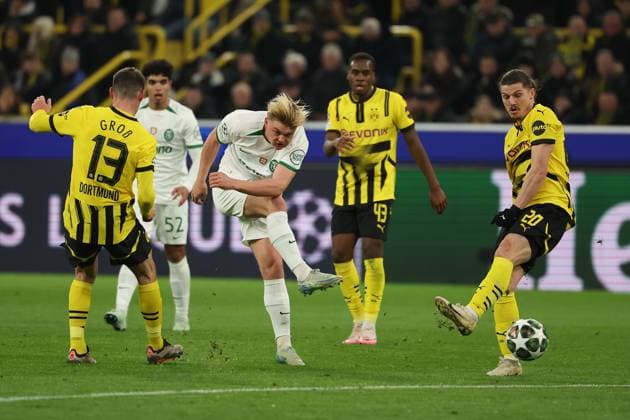 Dortmund on February 19, 2025 Uefa Champions League Knockout phase play offs, 2st leg Borussia Dortmund Sporting Clube de Portugal v l , Pascal Groß Borussia Dortmund , Goal kick Conrad Harder Sporting Clube de Portugal ,Marcel Sabitzer Borussia Dortmund Copyright: JoaquimxFerreira
