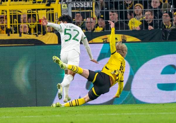 Duel between Joao Simoes Sporting CP Lisbon, 52 and Julian Brandt Borussia Dortmund, 10 Borussia Dortmund vs Sporting CP Lisbon, Football, UEFA Champions League, Play Offs, Second leg, Season 2024 2025, 19 02 2025 DFL regulations prohibit any use of photographs as image sequences and or quasi video Copyright: HMBxMedia xMarcoxBader