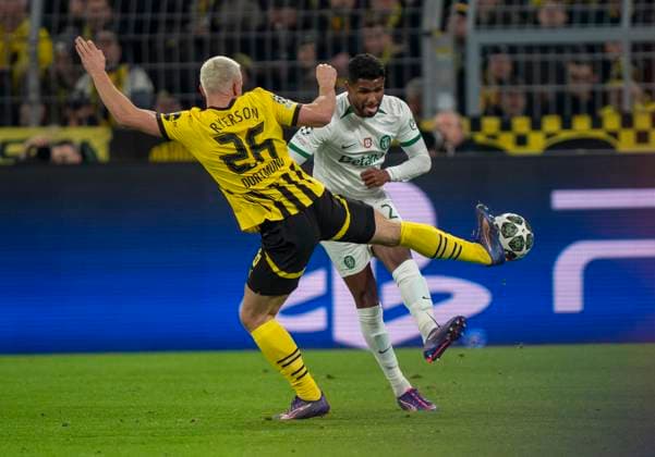 Julian Ryerson Borussia Dortmund, 26 blocks the ball from Matheus Reis Sporting CP Lisbon, 2 Borussia Dortmund vs Sporting CP Lisbon, Football, UEFA Champions League, Play Offs, second leg, 2024 2025 season, 19 02 2025 DFL regulations prohibit any use of photographs as image sequences and or quasi video Copyright: HMBxMedia xMarcoxBader