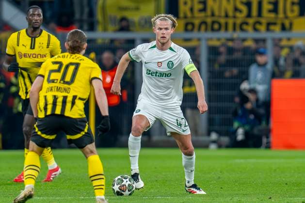 19 02 2025, Borussia Dortmund vs Sporting Lisbon, UEFA Champions League, play-off second leg Lisbons Morten Hjulmand runs with the ball at his feet Important note In accordance with UEFA regulations, it is prohibited to use or have used photographs taken in the stadium and or of the match in the form of sequential images and or video-like photo series Copyright: xBahhoxKarax