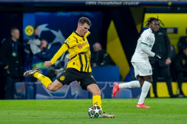 19 02 2025, Borussia Dortmund vs Sporting Lisbon, UEFA Champions League, play-off second leg Dortmunds Pascal Groß runs with the ball on his foot Important note In accordance with UEFA regulations, it is prohibited to use or have used photographs taken in the stadium and or of the match in the form of sequential images and or video-like photo series Copyright: xBahhoxKarax