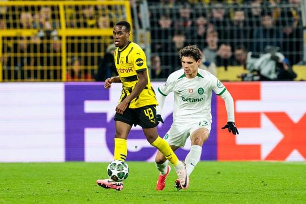 UEFA Champions League Borussia Dortmund Sporting Clube de Portugal Lisbon 19 02 2025 duel Jamie Gittens Borussia Dortmund, 43 , Eduardo Quaresma Sporting Clube de Portugal Lisbon, 72 UEFA Champions League Borussia Dortmund Sporting Clube de Portugal Lisbon, Dortmund, SIGNAL IDUNA PARK on 19 02 2025 Copyright: xBEAUTIFULxSPORTS Wunderlx