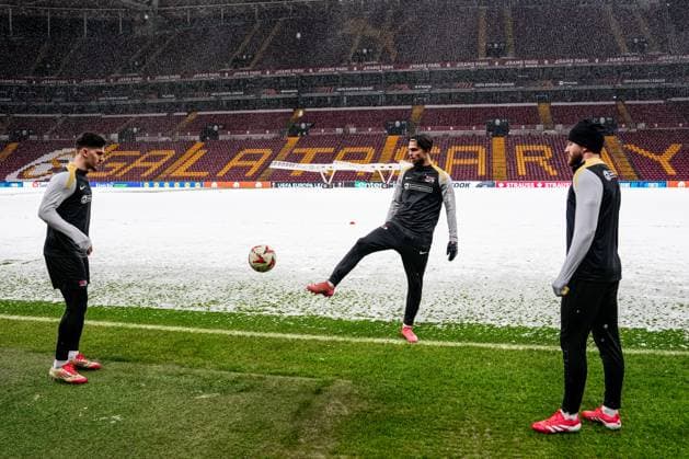 2025-02-19 AZ Alkmaar press conference, PK, Pressekonferenz and Training Session ISTANBUL, TURKEY - FEBRUARY 19: Mayckel Lahdo of AZ Alkmaar, Denzo Kasius of AZ Alkmaar, Mees de Wit of AZ Alkmaar shooting the ball to eachother during the AZ Alkmaar Press Conference and Training Session ahead of the match between Galatasaray SK and AZ Alkmaar at RAMS Park on February 19, 2025 in Istanbul, Turkey. Istanbul RAMS Park Turkey Content not available for redistribution in The Netherlands directly or indirectly through any third parties. Copyright: xEdxvanxdexPolx