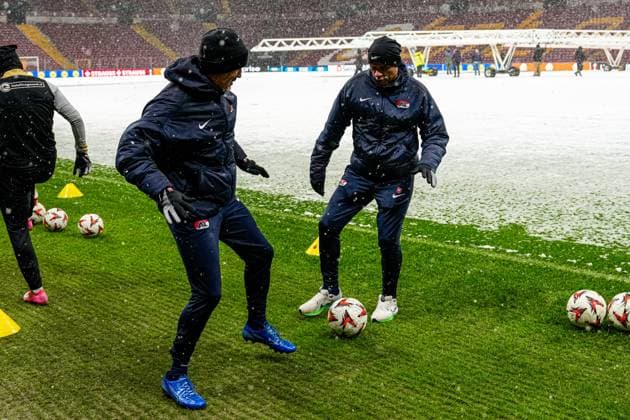 2025-02-19 AZ Alkmaar press conference, PK, Pressekonferenz and Training Session ISTANBUL, TURKEY - FEBRUARY 19: Nick van Aart of AZ Alkmaar, Kenneth Goudmijn of AZ Alkmaar standing passing the ball to eachother during the AZ Alkmaar Press Conference and Training Session ahead of the match between Galatasaray SK and AZ Alkmaar at RAMS Park on February 19, 2025 in Istanbul, Turkey. Istanbul RAMS Park Turkey Content not available for redistribution in The Netherlands directly or indirectly through any third parties. Copyright: xEdxvanxdexPolx