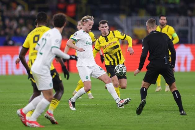 19 02 2025, UEFA Champions League, Play Offs, Borussia Dortmund Sporting Lisbon, f l Morten Hjulmand Sporting Lisbon , Pascal Groß Borussia Dortmund , Dortmund Signal Iduna Park NRW Germany xRHR PHOTO DEx Copyright: DennisxEwert RHR-FOTOx RHR-FOTO DE