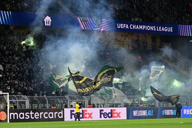 Fans Sporting supporters use pyrotechnics during the UEFA Champions League 2024 25 Play offs Second Leg match between Borussia Dortmund and Sporting Lisbon, SIGNAL IDUNA PARK on February 19, 2025 in Dortmund, Germany Photo by Ralf Treese DeFodi Images Fans Sporting supporters use pyrotechnics during the UEFA Champions League 2024 25 League Knockout Play off Second Leg match between Borussia Dortmund and Sporting Clube de Portugal at Signal Iduna Park on February 19, 2025 in Dortmund, Germany Photo by Ralf Treese DeFodi Images Defodi-521
