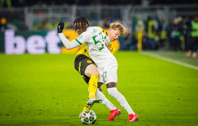 Dortmund, Germany 19th Feb 2025 Daniel Svensson BVB Geovany Quenda SP Borussia Dortmund Sporting Lisbon Borussia Dortmund Sporting Lisbon 19 02 2025