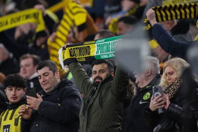 19 02 2025, UEFA Champions League, Play Offs, Borussia Dortmund Sporting Lisbon, fan with a scarf of both teams, Dortmund Signal Iduna Park NRW Germany xRHR PHOTO DEx Copyright: DennisxEwert RHR-FOTOx RHR-FOTO DE